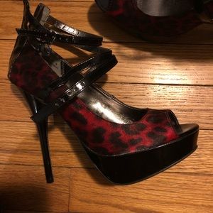 Bamboo brand size 8 red Leopard Heel